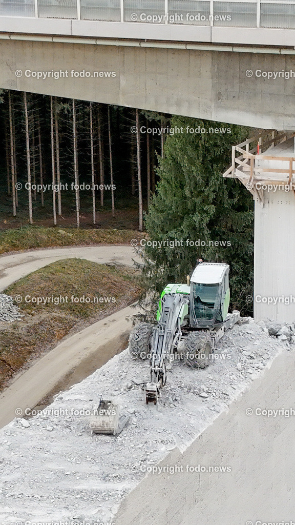 Westautobahn_ A1_ Aurachtalbruecke_ 11.03.2024-7 | 11.03.2024, Aurachkirchen, AUT, Westautobahn, A1, Aurachtalbruecke, im Bild Baustelle, Bruecke, Uebergang, Tal, Kran, Kraene, Schwerlastkran, Felbermayr, Sanierung, Asfinag, Baugeraete, Bagger, Verkehr, Drohne, Luftbild
