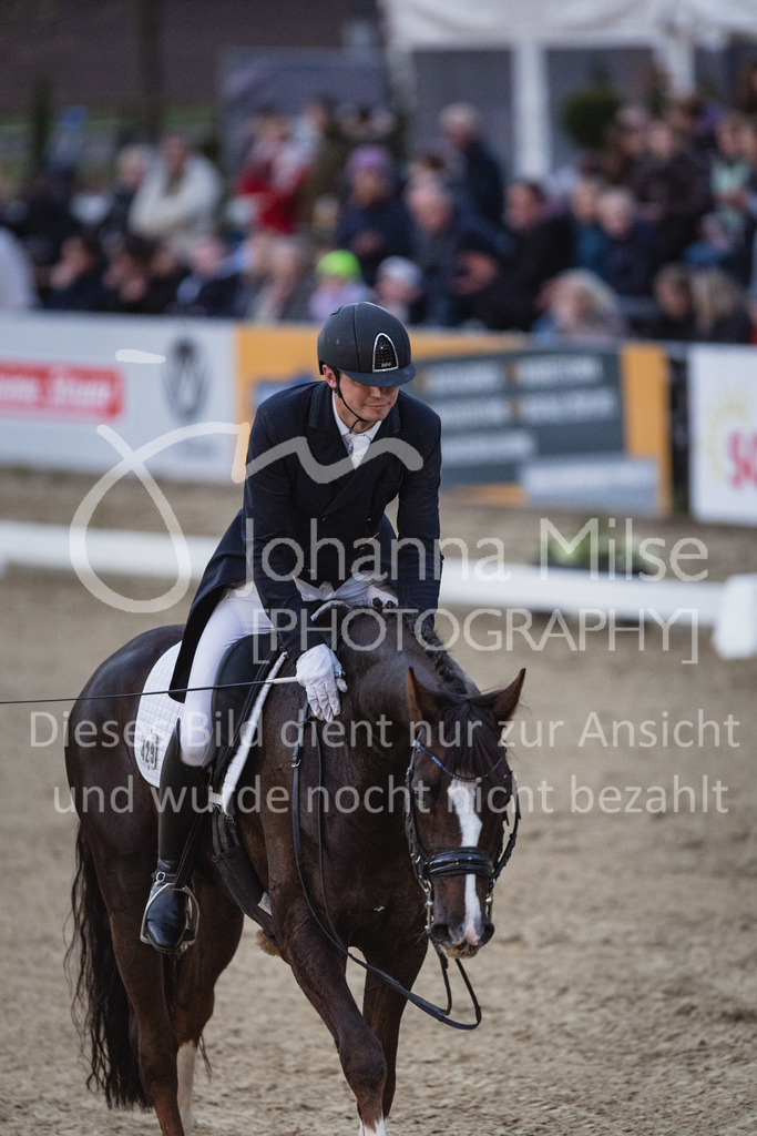 230429_Dressurfestival_S-Kür-330 | Deine schönsten Turniermomente als professionelle Fotos! Entdecke hochwertige Pferdesport-Fotografie im Online-Shop. Jetzt Fotos finden & bestellen!