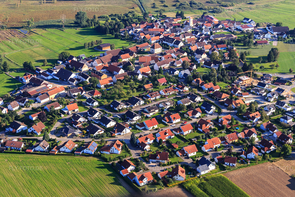 Luftbild: Ortsansicht aus Norden in Alleshausen im Bundesland Baden-Württemberg in Deutschland. Foto: IMG_128814.jpg vom 03.09.2021 durch Werner Riehm/FLY-FOTO.de