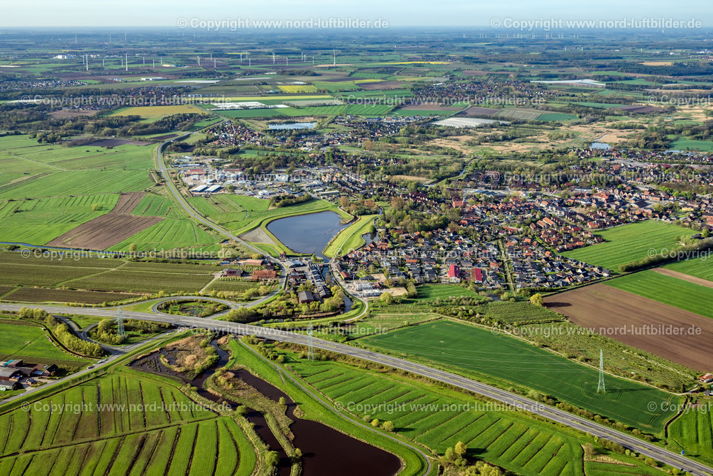 Horneburg_ELS_4765010523 | HORNEBURG 01.05.2023 Ortsansicht der Straßen und Häuser der Wohngebiete in Horneburg im Bundesland Niedersachsen, Deutschland. // Town View of the streets and houses of the residential areas in Horneburg in the state Lower Saxony, Germany. Foto: Martin Elsen