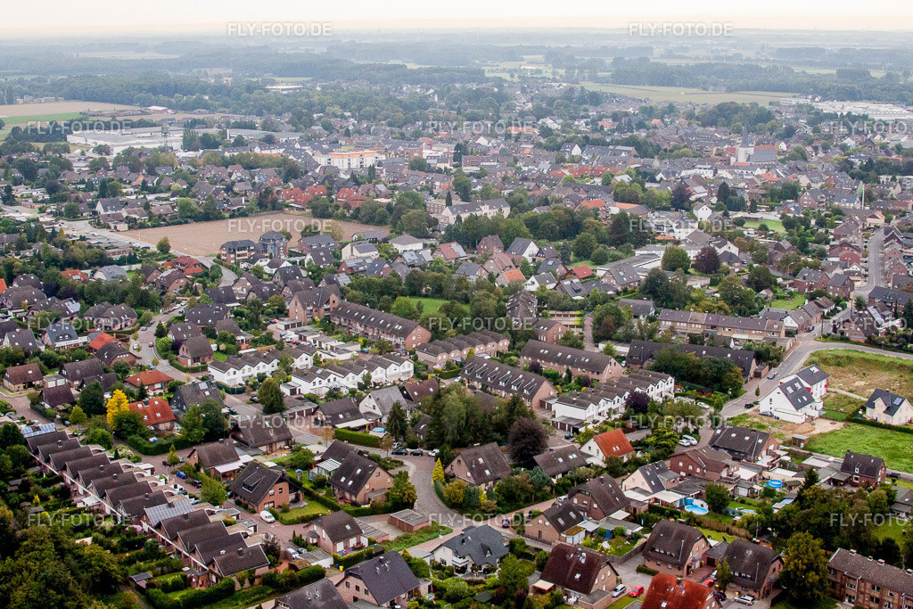 Ortsansicht der Straßen und Häuser der Wohngebiete | Luftbild: Ortsansicht der Straßen und Häuser der Wohngebiete in Grefrath im Bundesland Nordrhein-Westfalen in Deutschland. Foto: IMG_44801.jpg vom 21.08.2011 durch Werner Riehm/FLY-FOTO.de - Realisiert mit Pictrs.com