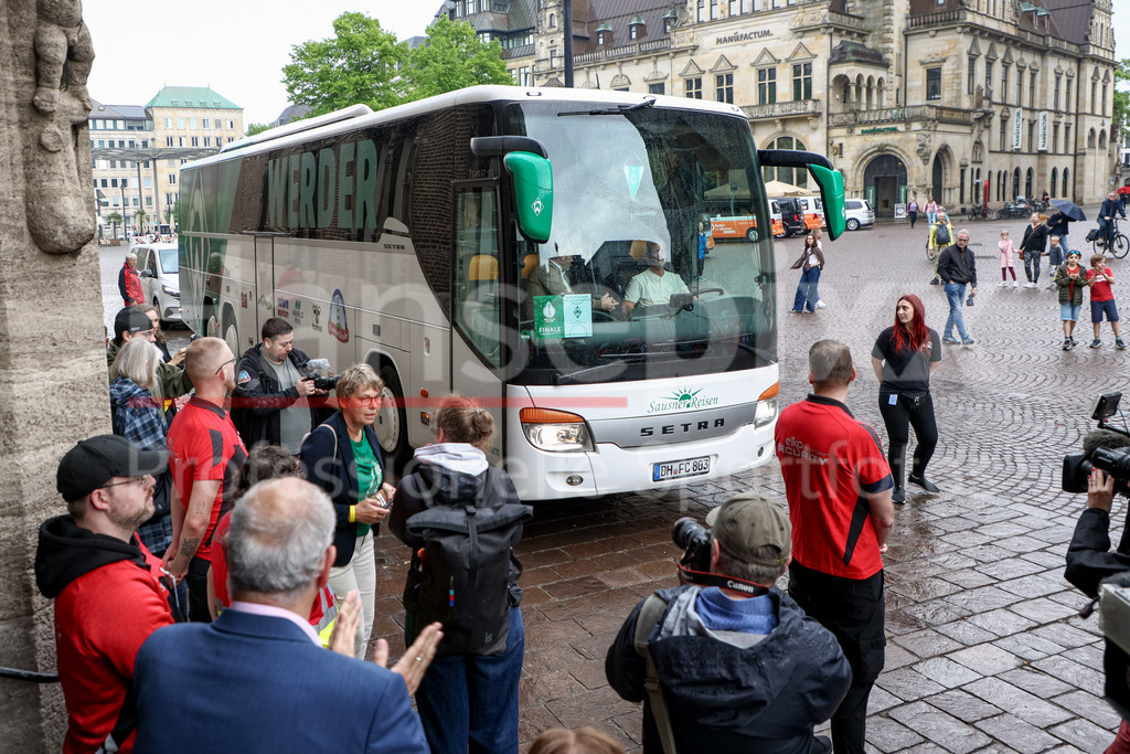 Fussball, Frauen, Senatsempfang SV Werder Bremen | Der Mannschaftsbus des SV Werder Bremen fährt am Bremer Rathaus vor, vor dem Rathaus