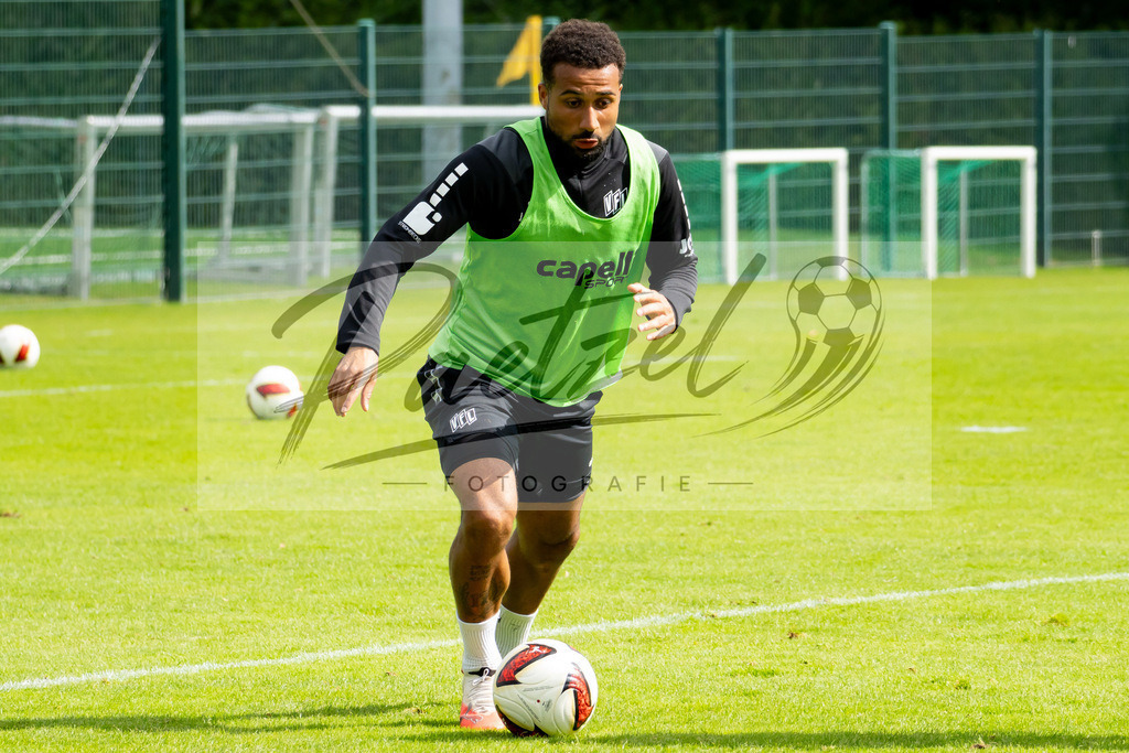 20260909_TRAOSN_0352 | Fußball, Herren: Daniel Kyereh (VfL Osnabrück) in Aktion, am Ball, Einzelaktion beim Training des VfL Osnabrück am 09.09.2026 im Sportpark Illoshöhe in Osnabrück, Deutschland.(Foto von Nico Paetzel) - Realisiert mit Pictrs.com