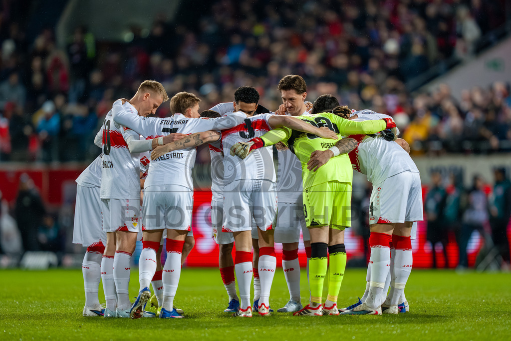 1. FC Heidenheim vs. VfB Stuttgart, Fussball, 1. Bundesliga, 23. Spieltag, Saison 2025/2026, 22.02.2026 | Mannschaftskreis VfB Stuttgart,1. FC Heidenheim vs. VfB Stuttgart, Fussball, 1. Bundesliga, 23. Spieltag, Saison 2025/2026, 22.02.2026Foto: photosbyphips/Philip Ziegler
