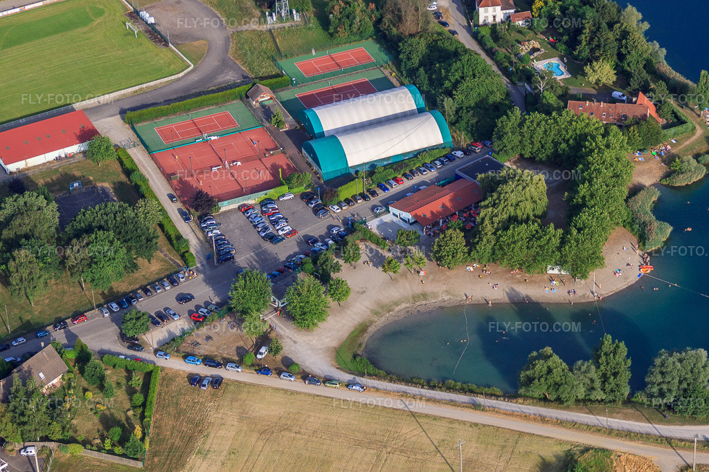 Aerial view: Sports fields in Gambsheim in the state Bas-Rhin, France. – Photo: IMG_30361.jpg taken on 07/09/2010 by Werner Riehm/FLY-FOTO.com – Resolution of the original: 4752 x 3168 px