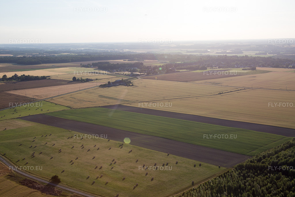 Vue aérienne: Vue de la ville à Chaumont-sur-Loire dans le département Loir et Cher, France. Photo: IMG_081256.jpg prise le 19/06/2015 par Werner Riehm/FLY-FOTO.euRésolution de l'original: 5472 x 3648 px