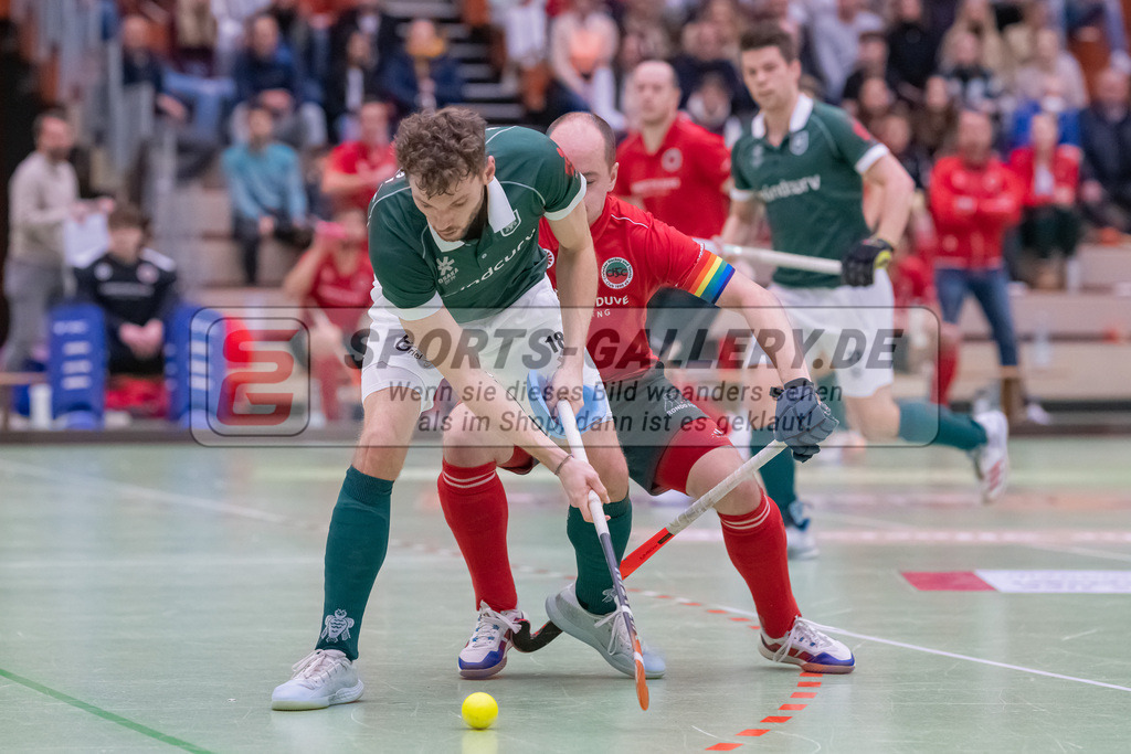 HK_20230108_102416 | 1. Bundesliga ( Halle ) Herren Crefelder HTC - Uhlenhorst Mülheim am 8.1.2023 Crefelder HTC  ( CHTC ), Krefeld , Lukas Mertgens ( Uhlenhorst Mülheim #18 ) dahinter Ehling Jonathan ( Crefelder HTC #22 )