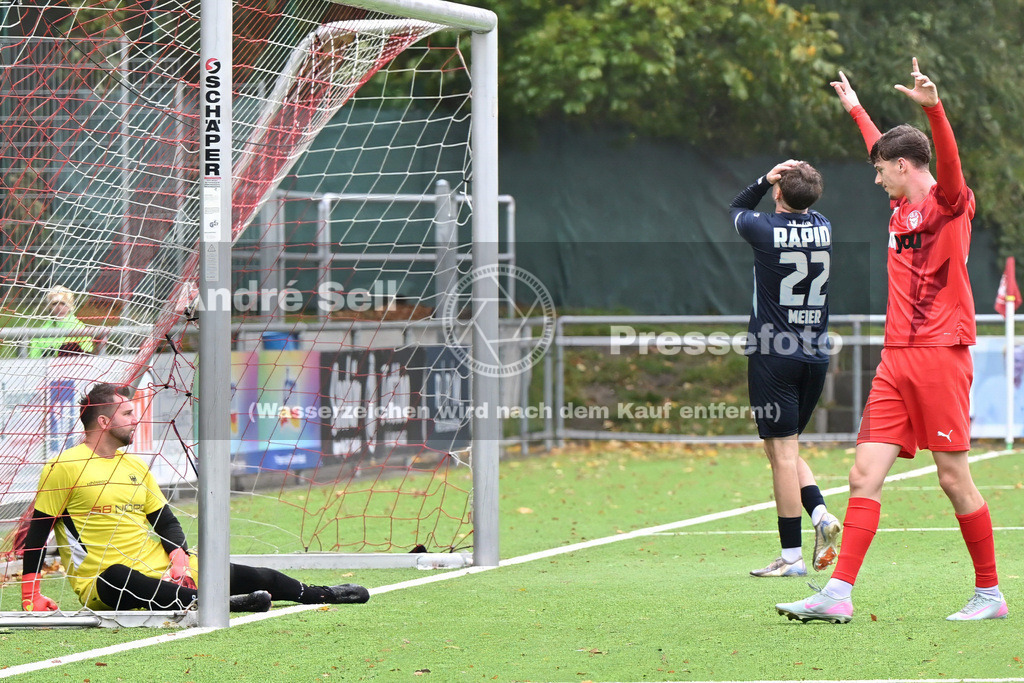 FC Kilia Kiel vs SC Rapid Lübeck | Marvin Müller (Kilia #24) bejubelt seinen Treffer zum 7-2 vs Stefan Ponomarenko (Rapid #12) &amp; Lasse Meier (Rapid #22) / Fußball-Oberliga Männer 2026/2027 / FC Kilia Kiel vs SC Rapid Lübeck / Kilia Sportplatz / Kiel / 24.10.26 - Realisiert mit Pictrs.com