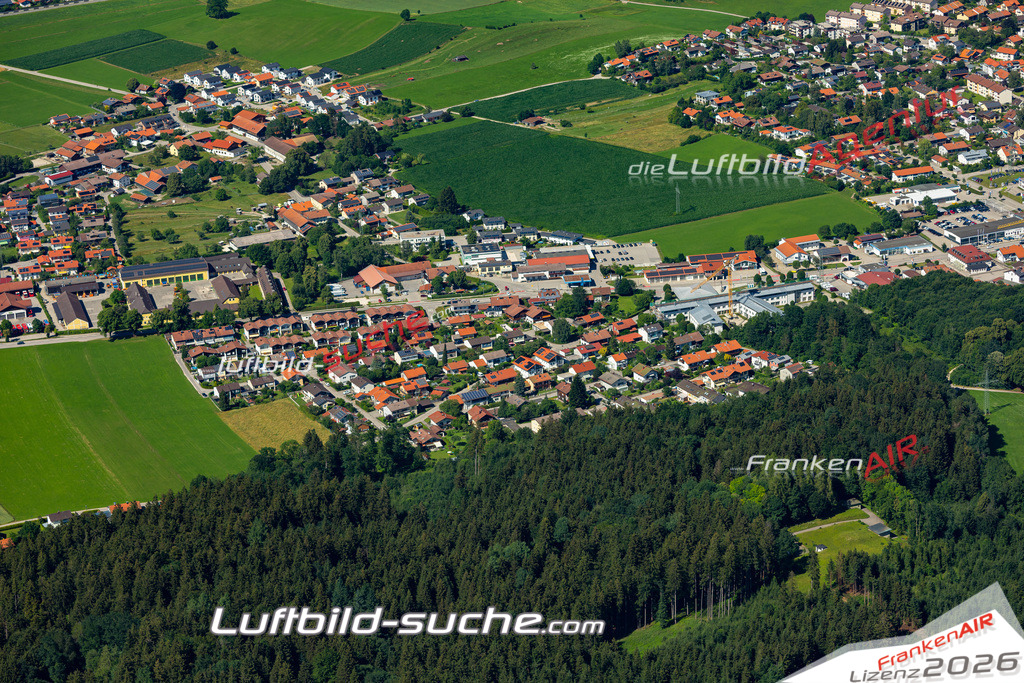 Aktuelles Luftbild von Traunstorf Traunstein - Die Luftaufnahme wurde 2022 mittels UL-Flugzeug erstellt ( keine Drohne ) - hochauflösende Kamera-Systeme von  Canon -Beste Qualität - Für grossformatige Ausdrucke geeignet. Die Geschenkidee !