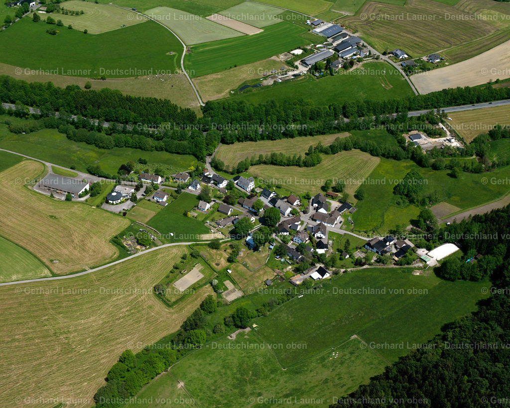 2632068 | Ihne VALBERT 25.08.2016 Landwirtschaftliche Nutzflächen und Feldgrenzen  umsäumen das Siedlungsgebiet des Dorfes in Valbert im Bundesland Nordrhein-Westfalen, Deutschland // Agricultural land and field boundaries surround the settlement area of the village  in Valbert in the state North Rhine-Westphalia, Germany Foto: Gerhard Launer