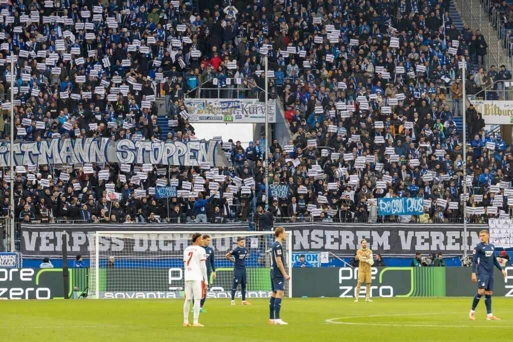 Fußball Bundesliga, Saison 2025/26, 10. Spieltag: TSG Hoffenheim gegen RB Leipzig | Fußball Bundesliga, Saison 2025/26, 10. Spieltag: TSG Hoffenheim gegen RB Leipzig***Bild: Fans der TSG Hoffenheim halten Plakate mit der Aufschrift WITTMANN STOPPEN in die Höhe - Realisiert mit Pictrs.com