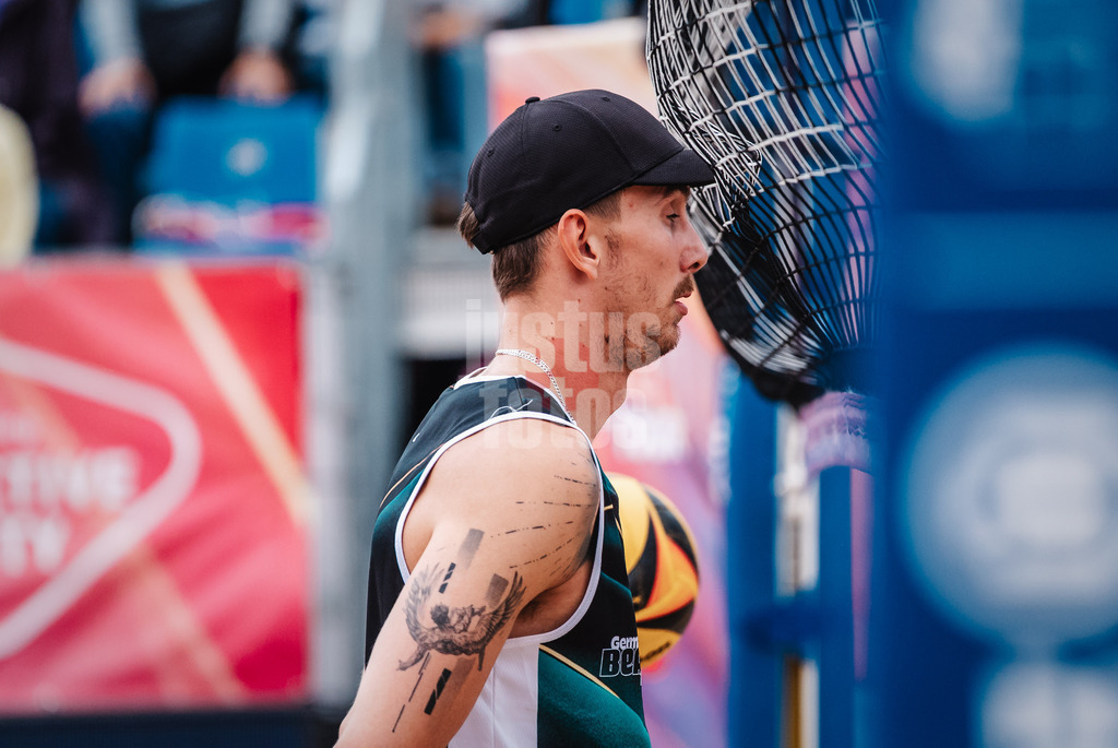 Beachvolleyball | Frauen | Allianz German Beach Tour 2025 | Tourstop Hamburg | 30.05.2025 | Lukas Pfretzschner wird fast vom Aufschlag getroffen
