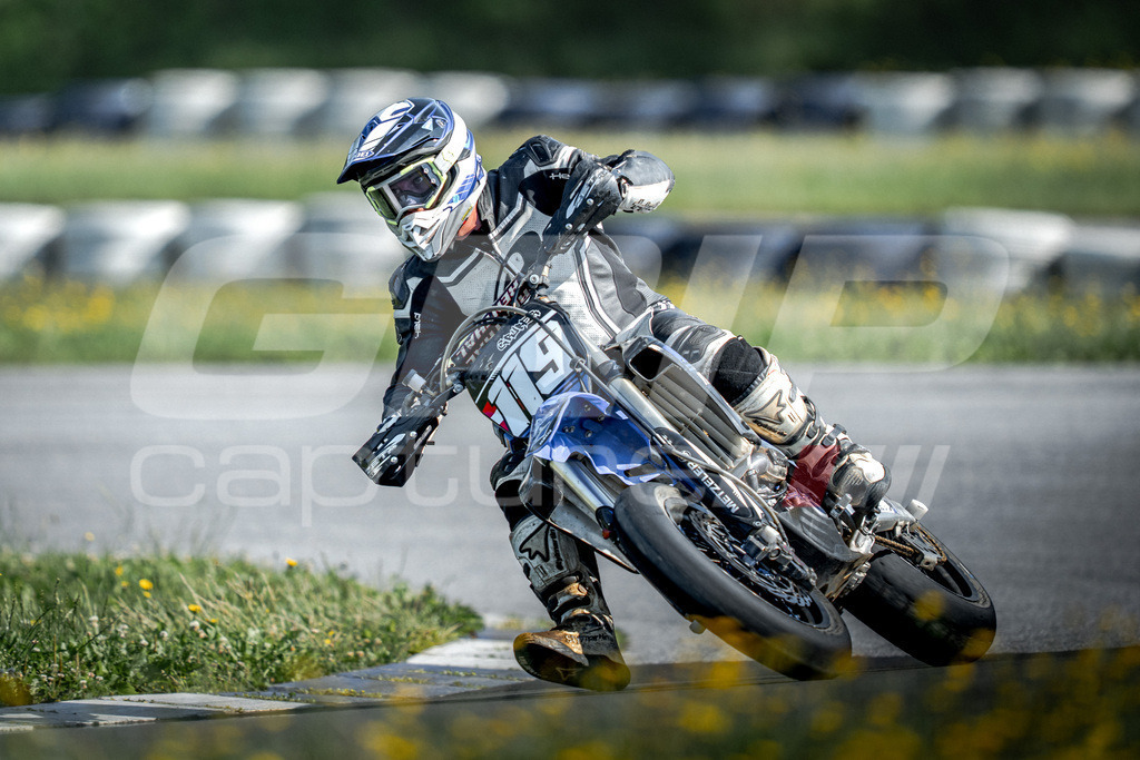 G-Cup + Supermoto Staatsmeisterschaft + Hungarian Supermoto Championship | GRIPcapture steht für authentische Sportfotografie in Österreich – für Momente, die mehr sind als Geschwindigkeit oder Ergebnis. Es geht um Emotion, Spannung, Fokus und den Augenblick, der oft nur einen Wimpernschlag dauert.Ob Motorsport, Teamsport oder 