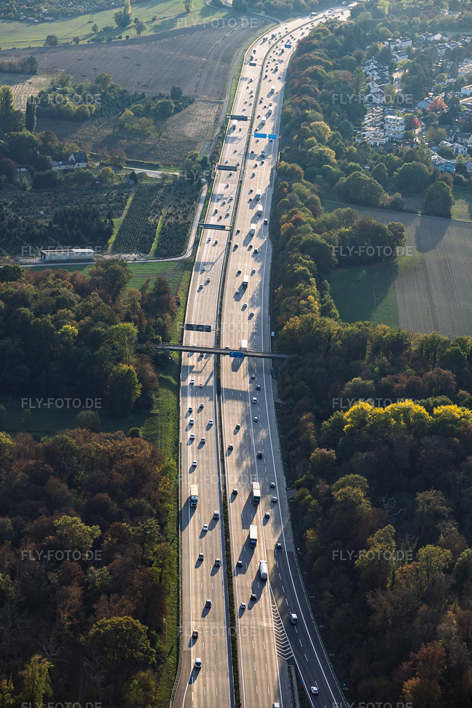 Luftbild: Verlauf der Autobahn A5 zwischen Dreieck Karlsruhe und Ausfahrt Ettlingen im Ortsteil Rüppurr in Karlsruhe im Bundesland Baden-Württemberg in Deutschland. – Foto: IMG_160044.jpg vom 16.10.2026 durch Werner Riehm/FLY-FOTO.de – Auflösung des Originals: 3859 x 5788 px