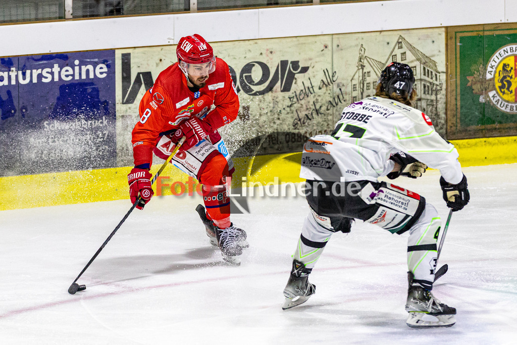 EC Peiting vs Höchstadter EC Alligators | Eishockey Oberliga Süd 2023/2024, EC Peiting vs Höchstadter EC Alligators
Duell zwischen Felix BRASSARD (ECP 8) und Philipp STOBBE (HEC 47),
2023-10-01 in Peiting (Eisstadion)
8 Felix BRASSARD (ECP 8), 47 Philipp STOBBE (HEC 47)
Copyright: FotoLindner