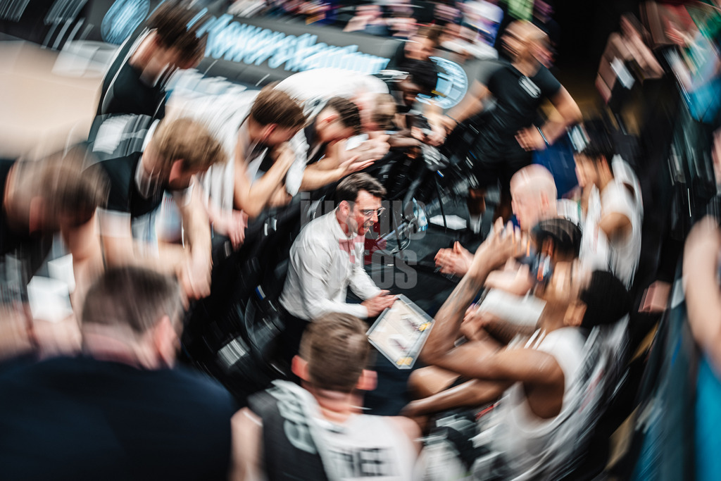 Basketball | Männer | Saison 2023/2024 | easyCredit Basketball Bundesliga | 31. Spieltag | Veolia Towers Hamburg vs. HAKRO Merlins Crailsheim | 30.04.2024 | Headcoach Benka Barloschky (Hamburg Towers)