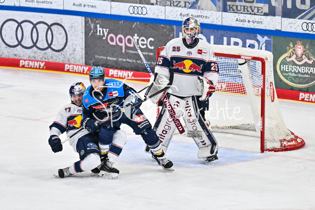 ERC Ingolstadt - EHC RB München | INGOLSTADT, GERMANY - 27. MAERZ: im Duell Adam BROOKS (RB München 77), Kenny AGOSTINO (ERC Ingolstadt 11) und Simon WOLF (RB München 25) während dem Match zwischen dem ERC Ingolstadt und dem EHC RB München bei Spiel 2 des DEL Playoff Viertelfinales in der Saturn Arena