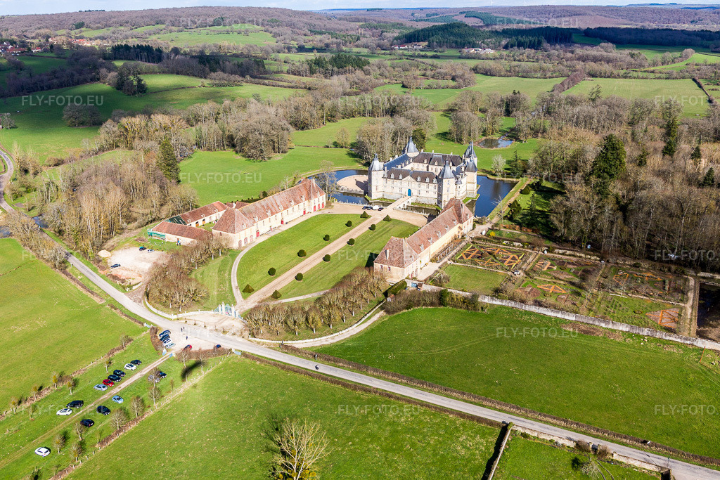 Vue aérienne: Château à douves Sully en Bourgogne à Sully dans le département Saône et Loire, France. Photo: IMG_105450.jpg prise le 01/04/2018 par Werner Riehm/FLY-FOTO.eu – Résolution de l'original: 5149 x 3432 px