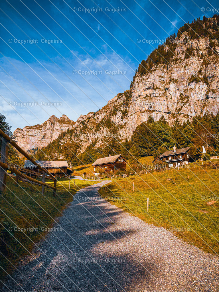 pax002 | PAX am Walensee ist ein ruhiger, idyllischer Ort inmitten der Schweizer Alpen, umgeben von malerischen Bergen und dem klaren, türkisfarbenen See. Es bietet eine friedliche Atmosphäre, ideal für Erholung und Naturerlebnisse.