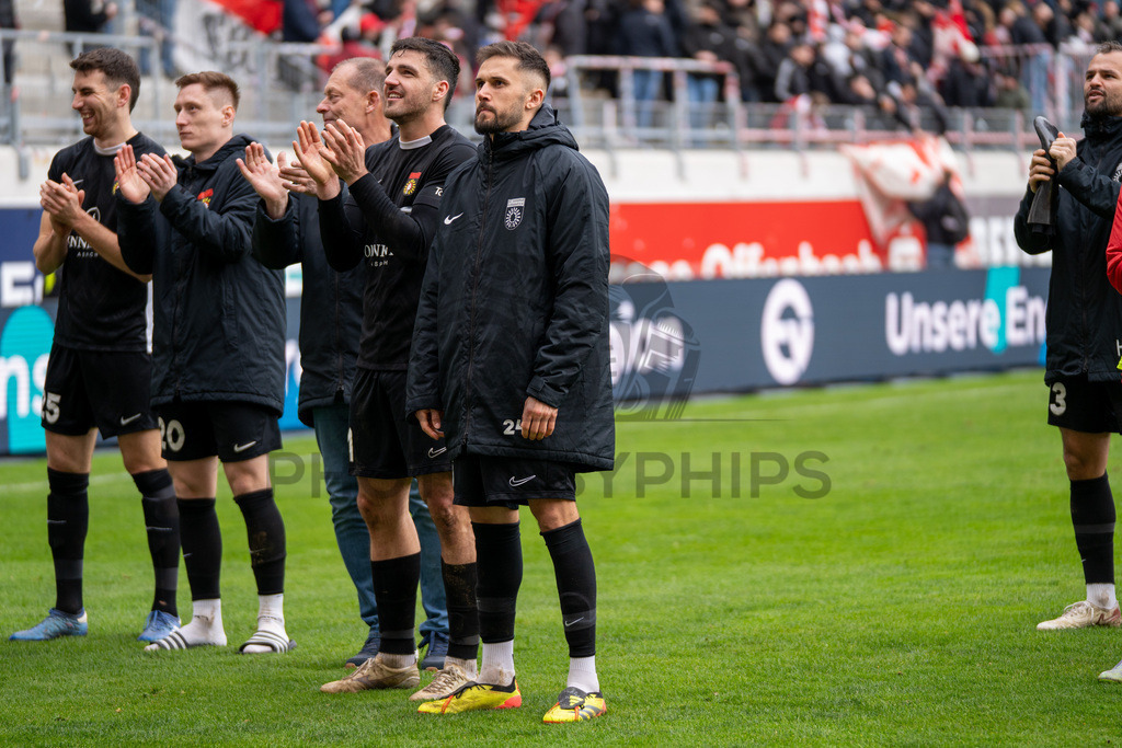 Kickers Offenbach vs. SG Sonnenhof Grossaspach, Fussball, Regionalliga Suedwest, 24. Spieltag, 14.03.2026 | SG Sonnenhof Grossaspach in der Kurve bei Ihren Fans nach dem Spiel,Kickers Offenbach vs. SG Sonnenhof Grossaspach, Fussball, Regionalliga Suedwest, 24. Spieltag, 14.03.2026Foto: photosbyphips/Philip Ziegler