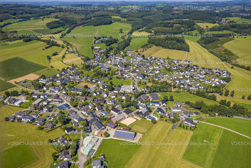 Drolshagen250810224 | Luftbild, Wohngebiet Ortsansicht Ortsteil Iseringhausen und Hügellandschaft, Iseringhausen, Drolshagen, Sauerland, Nordrhein-Westfalen, Deutschland