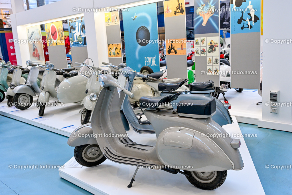 Italien_ Toskana_ Provinz Pisa_ Pontedera_ Vespa_ 29.05.2024-9 | 29.05.2024, Italien, ITA, Toskana, Pontedera im Bild Piaggio, Vespa, Museum

Piaggio ist ein italienischer Fahrzeughersteller mit Sitz in Pontedera. Das Unternehmen produziert verschiedene Mofas und Motorroller, unter anderem die Vespa, das Lastendreirad Ape sowie den Kleintransporter Porter. Zum Konzern gehören auch die Motorradmarken Aprilia, Derbi, Gilera, Laverda und Moto Guzzi. 
Quelle: Wikipedia