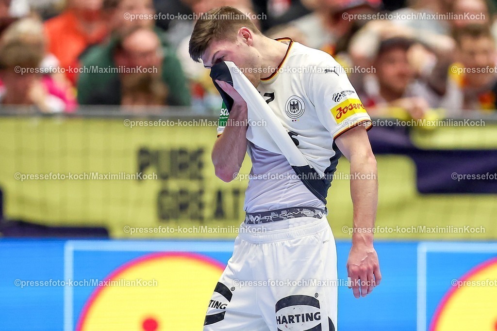 EHF17012602071 | 17.01.2026, Handball, Men's EHF EURO 2026, Deutschland - Serbien, Jyske Bank Boxen in Herning, Dänemark, Preliminary Round:  Lukas Zerbe (Germany #17) enttäuscht Enttäuschung 