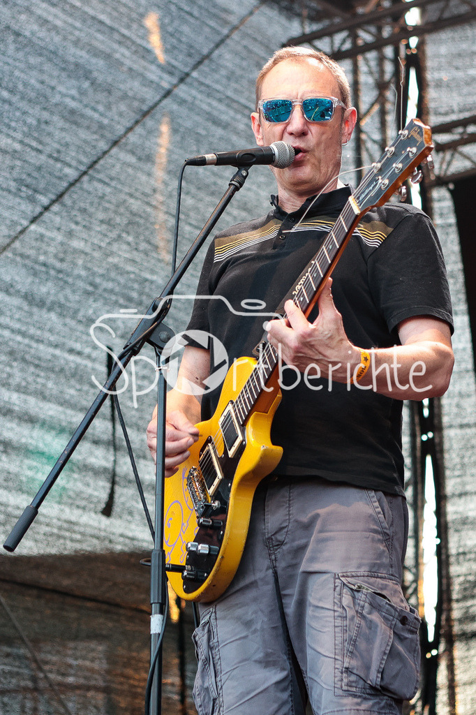 Sommer am Kiez | Nikolaj "Sonnenscheisse" von der Band "Die Kassierer" beim Auftritt auf dem Augsburger Festival "Sommer am Kiez" an der Gitarre / Livemusik / Konzert / Musik / Laut / Punk / Punkmusik / Gitarrist