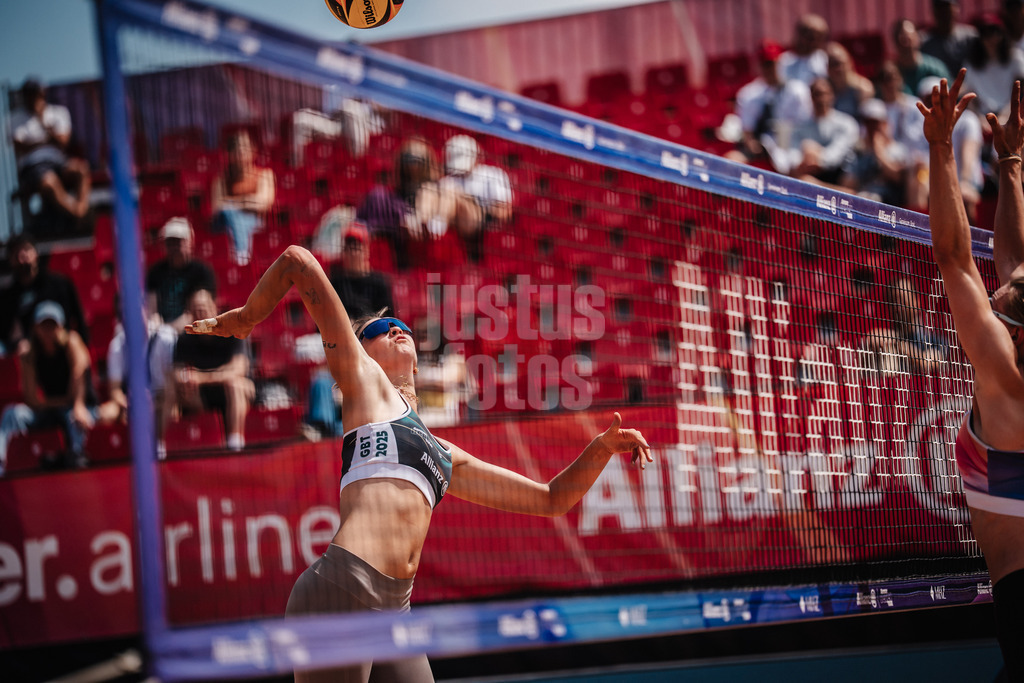 Beachvolleyball | Frauen | Allianz German Beach Tour 2025 | Tourstop München | 11.07.2025 | Janne Uhl beim Angriff
