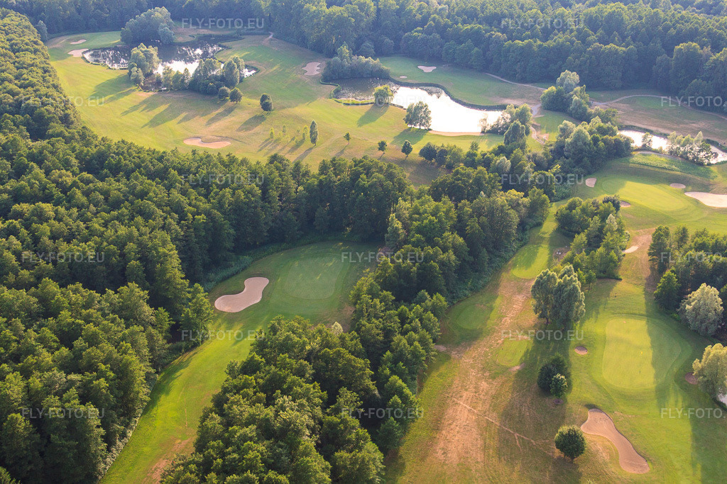 Vue aérienne: Étangs et greens du club de golf de Baden-Baden Soufflenheim à Soufflenheim dans le département Bas Rhin, France – .Photo: IMG_30536.jpg prise le 09/07/2010 par Werner Riehm/FLY-FOTO.eu – Résolution de l'original: 4752 x 3168 px
