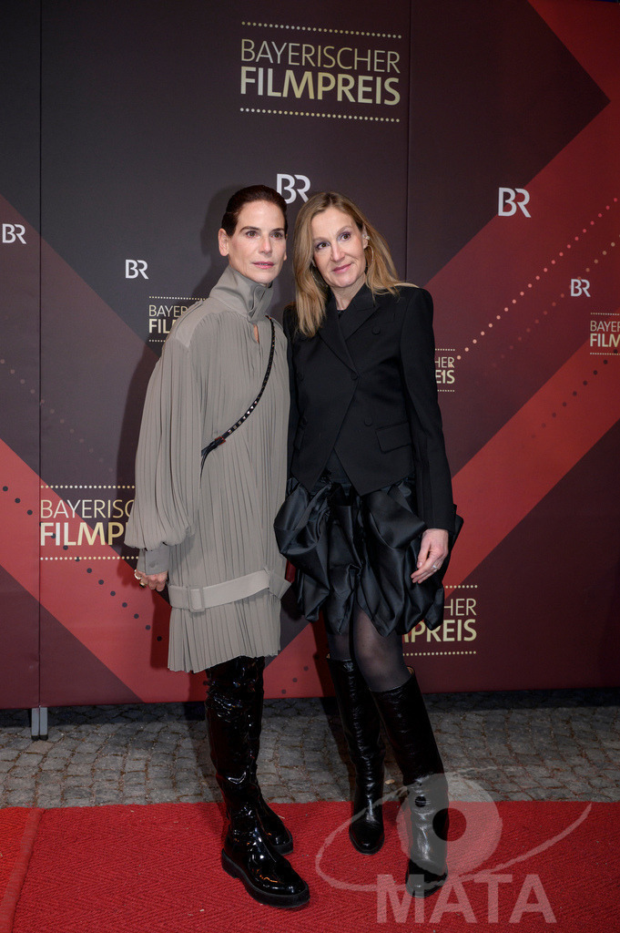 _DWI5433 | Bibiana Beglau und Christine Hartmann bei der Verleihung des 47. Bayerischen Filmpreises 2026  im Prinzregententheater. München, Deutschland. Der Bayerische Filmpreis wird seit 1979 von der Bayerischen Staatsregierung verliehen, um die Bedeutung des Kinofilms als Kulturgut herauszustellen - Realisiert mit Pictrs.com