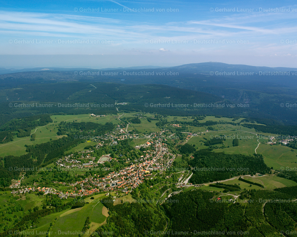 2638472 | St.Andreasberg 09.06.2006 Ortsansicht am Rande von landwirtschaftlichen Feldern und Nutzflächen  in Jordanshöhe im Bundesland Niedersachsen, Deutschland // Village view on the edge of agricultural fields and land  in Jordanshöhe in the state Lower Saxony, Germany Foto: Gerhard Launer