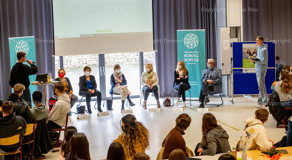 DSC_9595 | bbe, GSSyDiskussionsrunde der PoWi-Kurse der GSS mit Politikern  mit (von links): Christiane Böhm (Die Linke),Karin Hartmann (SPD), Hildegard Förster-Heldmann (Bündnis 90/Die Grünen),Birgit Heitland (CDU), Lisa Deißler (FDP), Arno Enners (Afd), als Moderatoren fungierten Eric Lemmer (links) und Laszlo Sattler (rechts) , Bild: Thomas Neu