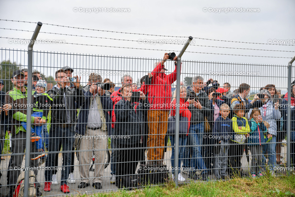 Flughafen Linz Hoersching_ Landung Antonov AN 225_ 05.10.2021-24 | 05.10.2021, Linz Hörsching, AUT, Flughafen Linz, Linz Airport, Landung Antonov 225, im Bild Antonov 225 - größtes und schwerstes Transportflugzeug der Welt zu Gast in Linz, Plane Spotter, Zaungäste