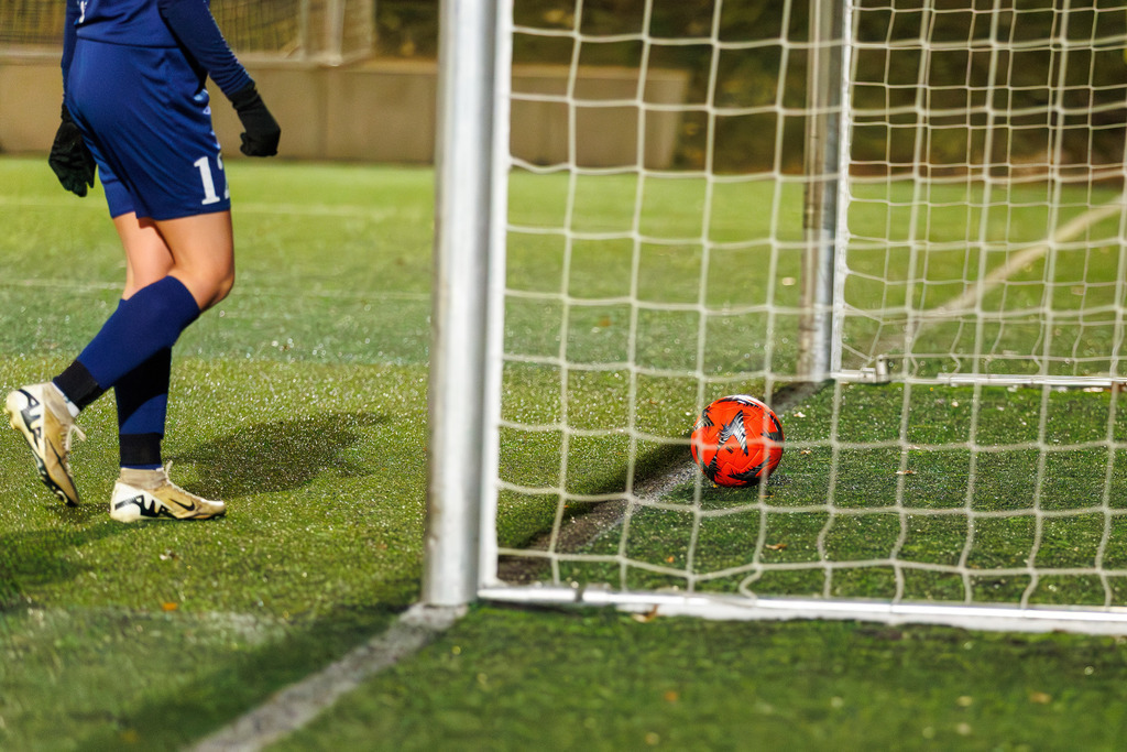FCHFCE_251121_1719 | 1.FC Heidenheim 1846 II vs. FC Ellwangen II, Fußball, Frauen, Bezirksliga, 2025/2026, 10. Spieltag, 22.11.2025 in Heidenheim, Kunstrasen b. Voith-Arena West, Flutlichtspiel(Foto: Michael Bulling) - Realisiert mit Pictrs.com