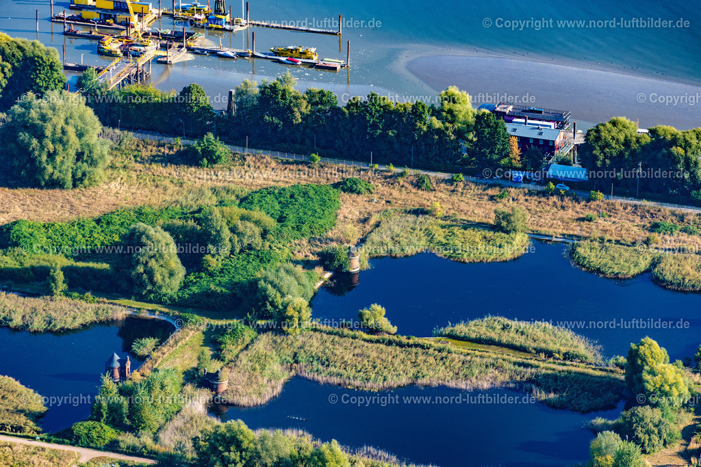Hamburg_Kaltehofe_Elbinsel_ELS_1855220922 | HAMBURG 22.09.2022 Industrie- Denkmal der stillgelegten technischen Anlagen und Produktionshallen des Geländes der "Wasserkunst Elbinsel Kaltehofe" an derk Billwerder Bucht an der Straße Kaltehofe-Hauptdeich in Hamburg, Deutschland. Weiterführende Informationen bei: HPA Hamburg Port Authority,  Stiftung Wasserkunst Elbinsel Kaltehofe. // Industrial monument of the technical plants and production halls of the premises of "Wasserkunst Elbinsel Kaltehofe" at the barrage Billwerder Bucht on street Kaltehofe-Hauptdeich in Hamburg, Germany. Further information at: HPA Hamburg Port Authority,  Stiftung Wasserkunst Elbinsel Kaltehofe. Foto: Martin Elsen