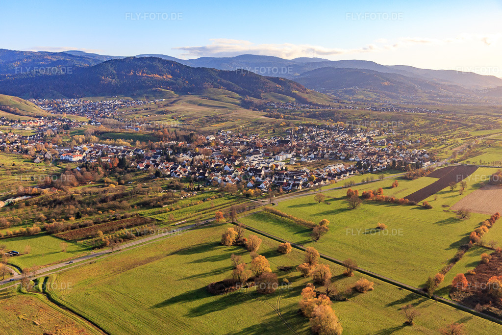 Luftbild: Ortsansicht von Nordwesten am Schwarzwaldrand im Ortsteil Steinbach in Baden-Baden im Bundesland Baden-Württemberg in Deutschland. Foto: IMG_119886.jpg vom 30.11.2019 durch Werner Riehm/FLY-FOTO.de
