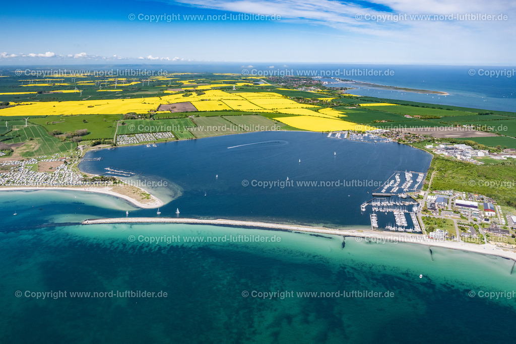 Grossenbrode_ELS_4516150522 | GROßENBRODE 15.05.2022 Ortsansicht an der Meeres-Küste der Ostsee in Großenbrode im Bundesland Schleswig-Holstein. // Townscape on the seacoast of Baltic Sea in Grossenbrode in the state Schleswig-Holstein. Foto: Martin Elsen