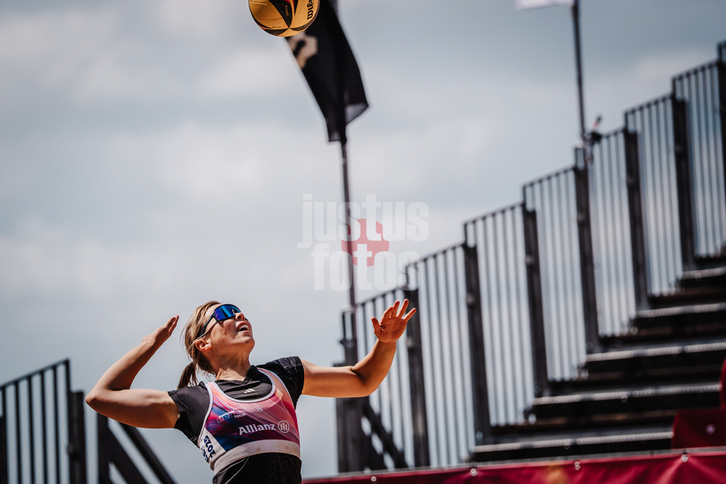 Beachvolleyball | Frauen | Allianz German Beach Tour 2025 | Tourstop Düsseldorf | 15.05.2025 | Nina Interwies beim Aufschlag