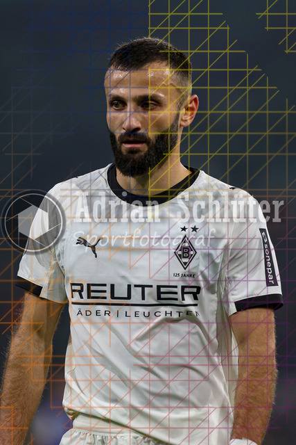 Borussia Mönchengladbach vs Karlsruher SC - DFB-Pokal 2. Runde | Mönchengladbach, Deutschland, 28.10.25:   Franck Honorat (Borussia Mönchengladbach) schaut waehrend des Spiels der DFB-Pokal 2. Runde zwischen Borussia Mönchengladbach vs Karlsruher SC im Stadion im Borussia Park(Foto von Brauer-Fotoagentur / Adrian Schlueter)