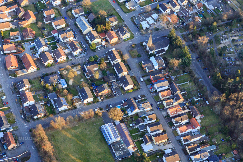 Luftbild: St. Elisabeth Kirche im Ortsteil Friedrichstal in Stutensee im Bundesland Baden-Württemberg in Deutschland. Foto: IMG_145515.jpg vom 07.03.2025 durch Werner Riehm/FLY-FOTO.deWWW.KATH-WEISTU.DE