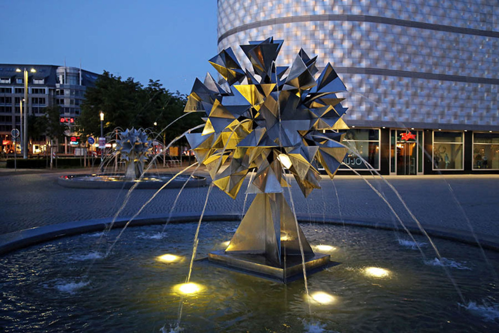 Foto: Leipzig - Pusteblumen-Brunnen | Das Team hinter BILDLEXIKON LEIPZIG bündelt historische wie aktuelle Informationen über die Stadt Leipzig in Text und Bild auf einer Plattform und stellt diese der interessierten Öffentlichkeit zur Verfügung.