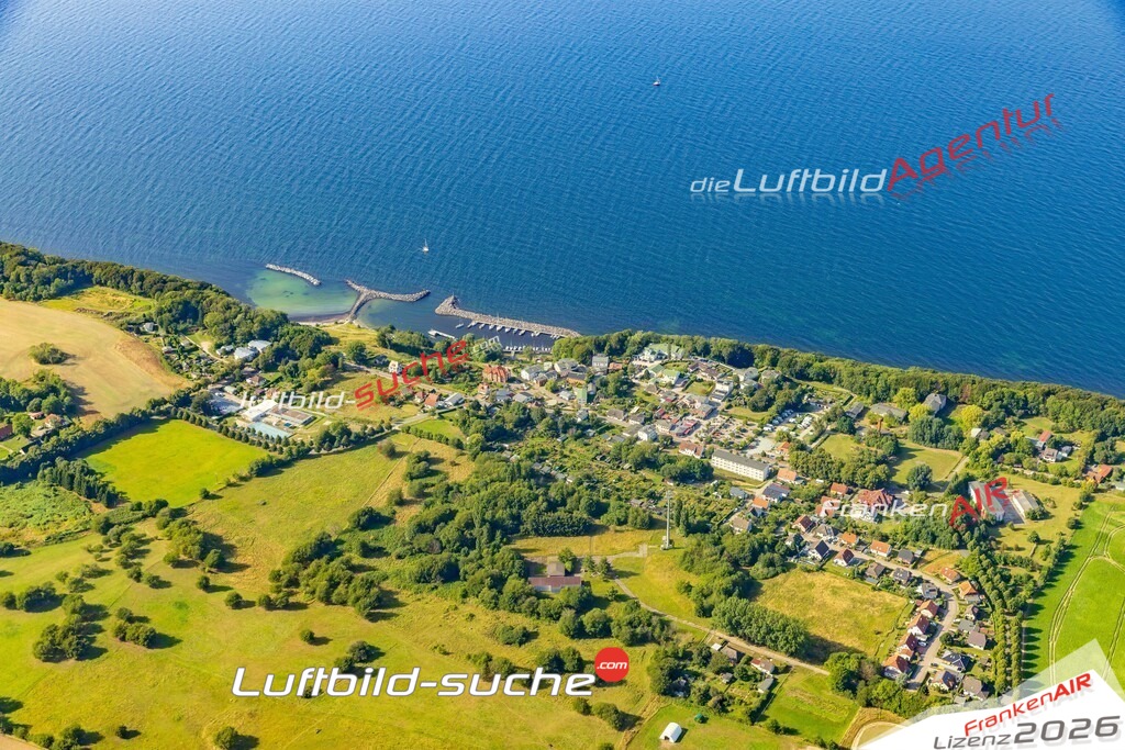 Luftbild Lohme - Die Luftaufnahme wurde 2025 vom UL-Flugzeug heraus erstellt ( keine Drohne ) - Hochauflösende Luftaufnahme - für professionelle Ausdrucke geeignet. Die Geschenkidee !Hier alle&nbsp;Infos zur Lizenzierung der LuftaufnahmeWir fliegen auch dieses Jahr wieder in Ihre Region um Luftbilder zu erstellen.- Luftbild anfragen