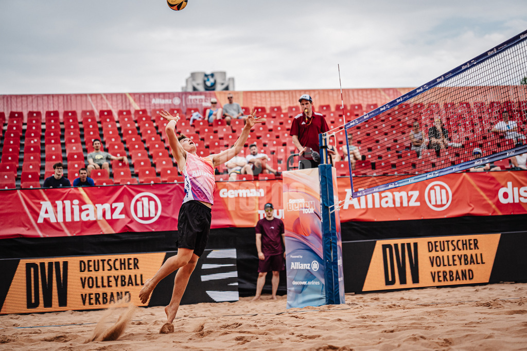 Beachvolleyball | München | Allianz German Beach Tour 2025 | Tourstop München | 03.07.2025 | Moritz Camp beim Angriff