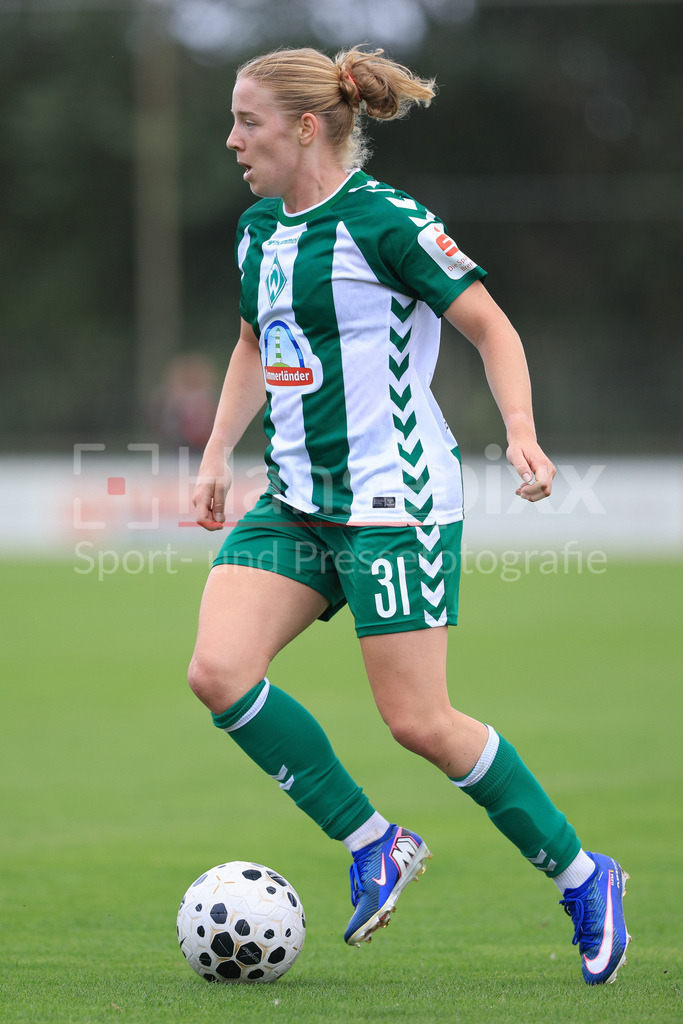 Fussball, Testspiel Frauen, FC Twente Enschede - SV Werder Bremen | Elena Dhont (SV Werder Bremen, 31) am Ball, Freisteller, Einzelbild, Ganzkörper, Aktion, Action, Spielszene