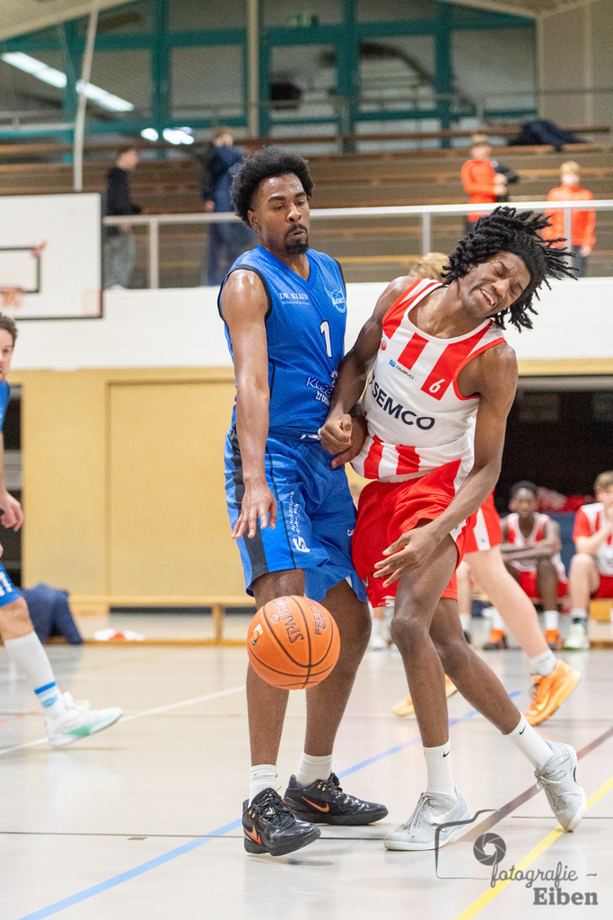 TSG Westerstede-Fortuna Logabirum | Basketball 2. Regionalliga; TSG Westerstede 2 (weiß)- Fortuna Logabirum (blau) am 12.12.2025 in Westerstede (Hössensportzentrum), Photo: Philip Eiben 2025 - Realisiert mit Pictrs.com
