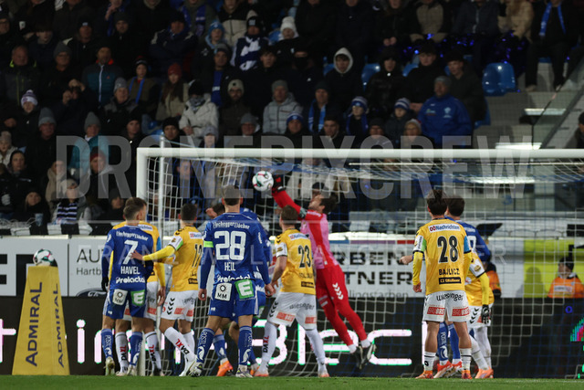TSV Egger Glas Hartberg vs SV Oberbank Ried – Austrian Bundesliga Match | The image shows action in front of the goal from Ried, at the Bundesliga match TSV Hartberg vs SV Ried at Profertil Arena Hartberg. 22.11.2025