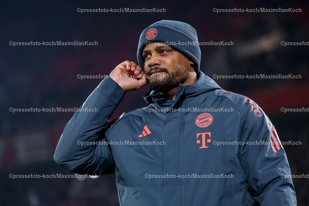 1FC14012601004 | 14.01.2026, Fußball, 1. FC Köln - FC Bayern München, 1. Fußball Bundesliga, 17. Spieltag, RheinEnergie-STADION, Saison 2025 2026: Cheftrainer Vincent Kompany (FC Bayern Muenchen #hc)  DFB regulations prohibit any use of photographs as image sequences and or quasi-video.