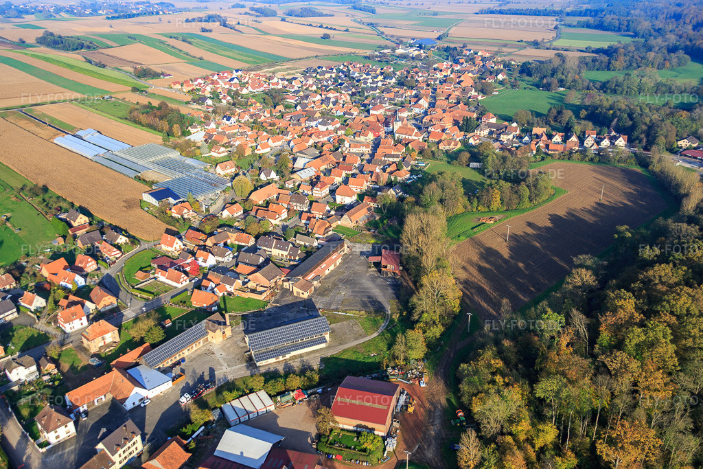 Luftbild: Ortsansicht von Südwesten in Niederrœdern im Bundesland Bas-Rhin in Frankreich. – Foto: IMG_075666.jpg vom 01.11.2014 durch Werner Riehm/FLY-FOTO.de – Auflösung des Originals: 5209 x 3473 px