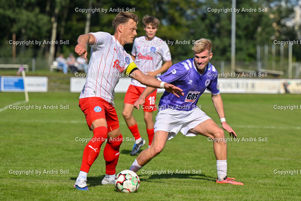 VfR Neumünster vs Holstein Kiel II | Nils Drauschke (VfR #10) vs Rene Guder (Holstein #8) / Fußball-Oberliga Männer 2026/2027 / VfR Neumünster vs Holstein Kiel II / Grümmi-Arena / Neumünster / 27.09.26 - Realisiert mit Pictrs.com